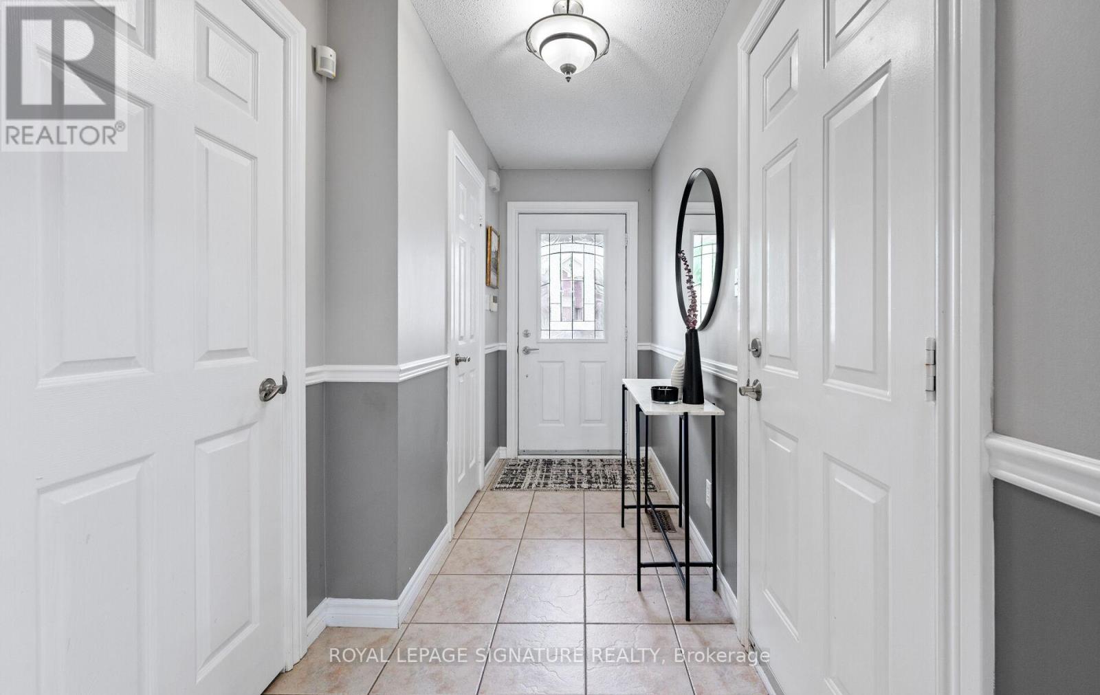 Photo 3 of 541 Pelletier Court, Newmarket ON