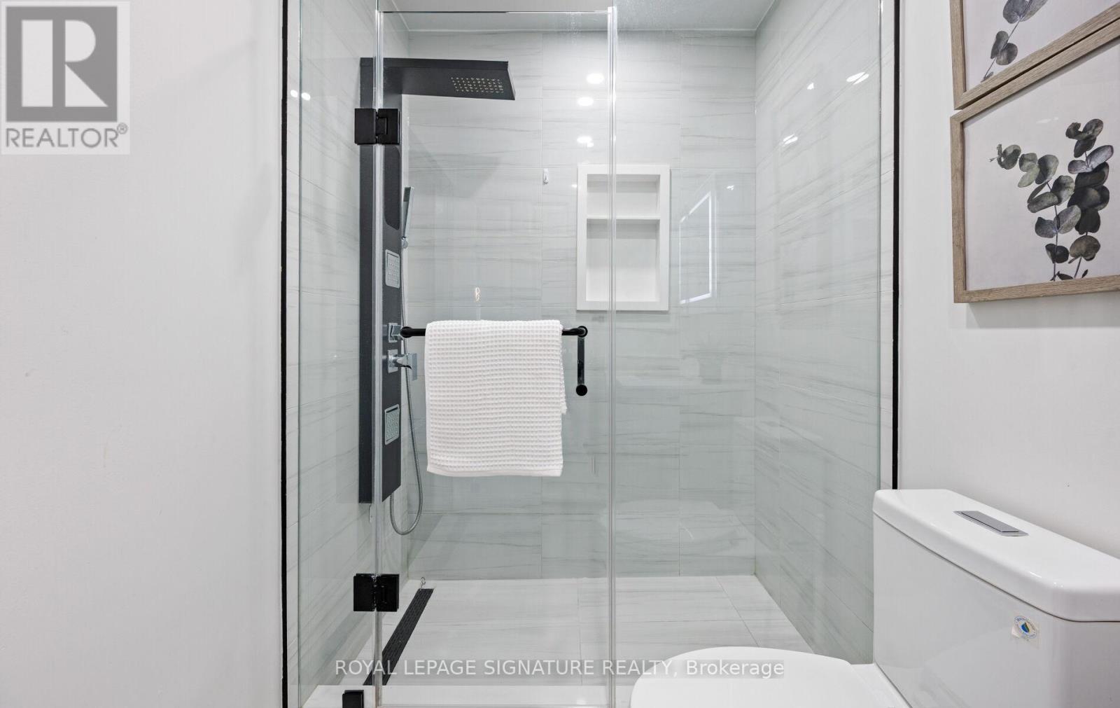 Photo 33 of 541 Pelletier Court, Newmarket ON