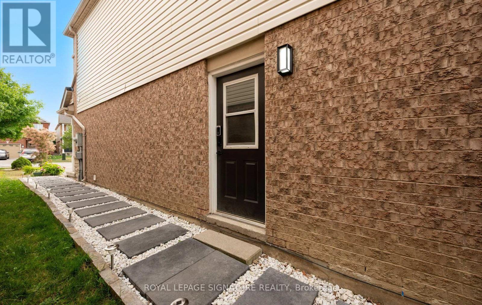 Photo 34 of 541 Pelletier Court, Newmarket ON