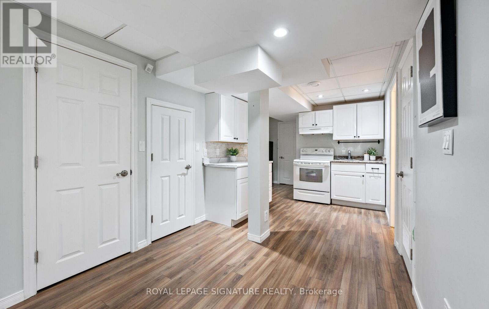 Photo 37 of 541 Pelletier Court, Newmarket ON