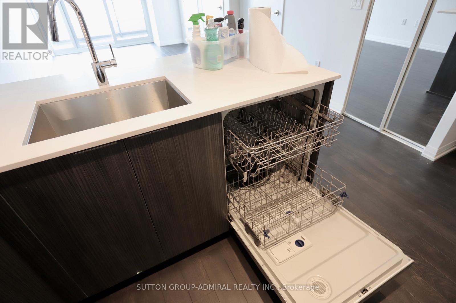 Photo 3 of 203 99 Eagle Rock Way, Vaughan ON
