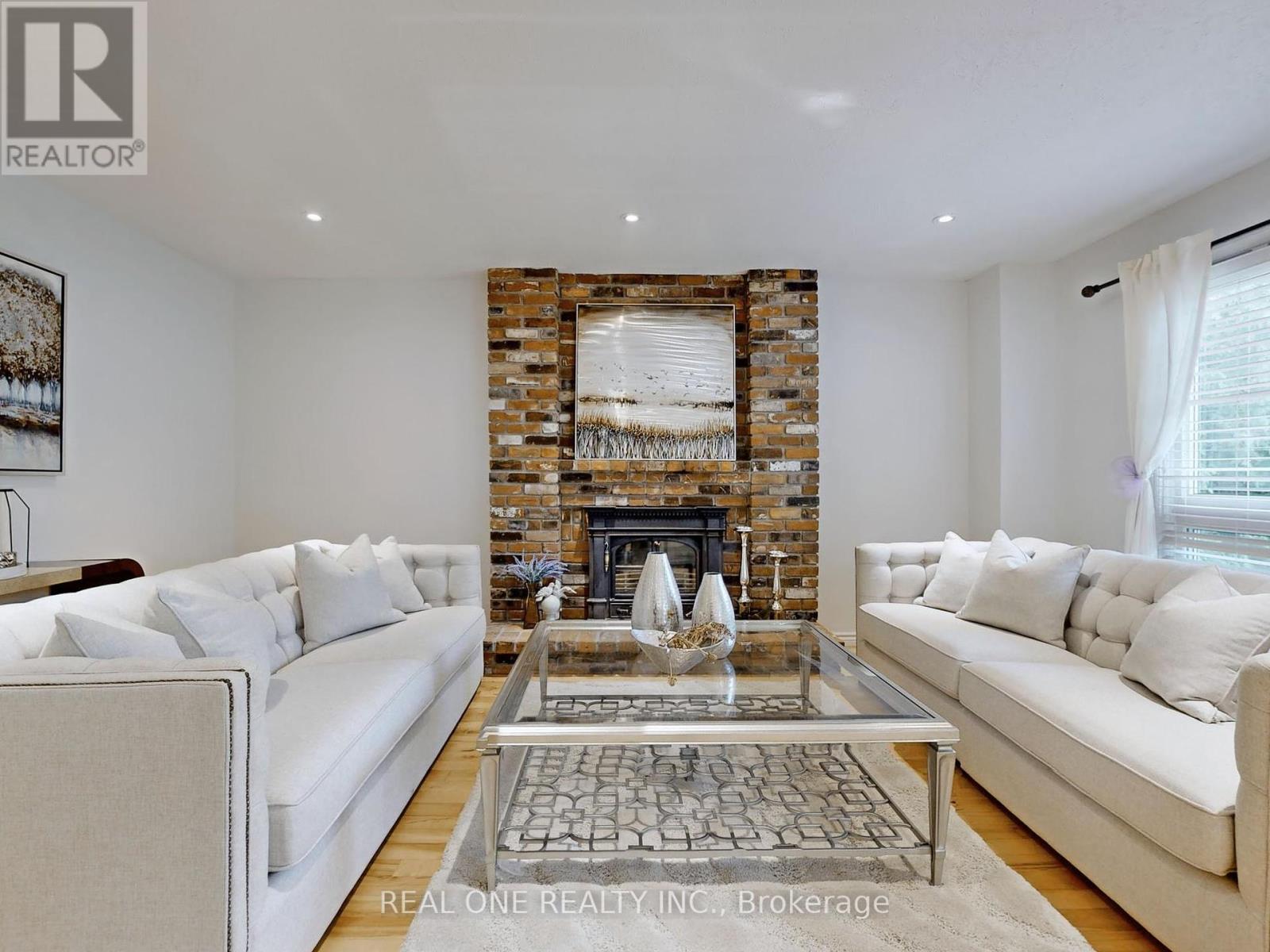 Photo 9 of 35 Aitken Circle, Markham ON