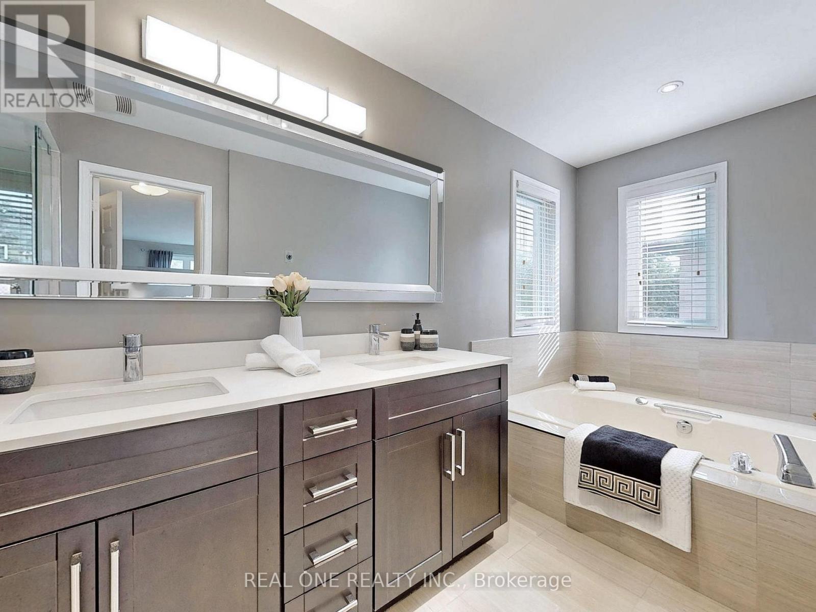 Photo 2 of 35 Aitken Circle, Markham ON