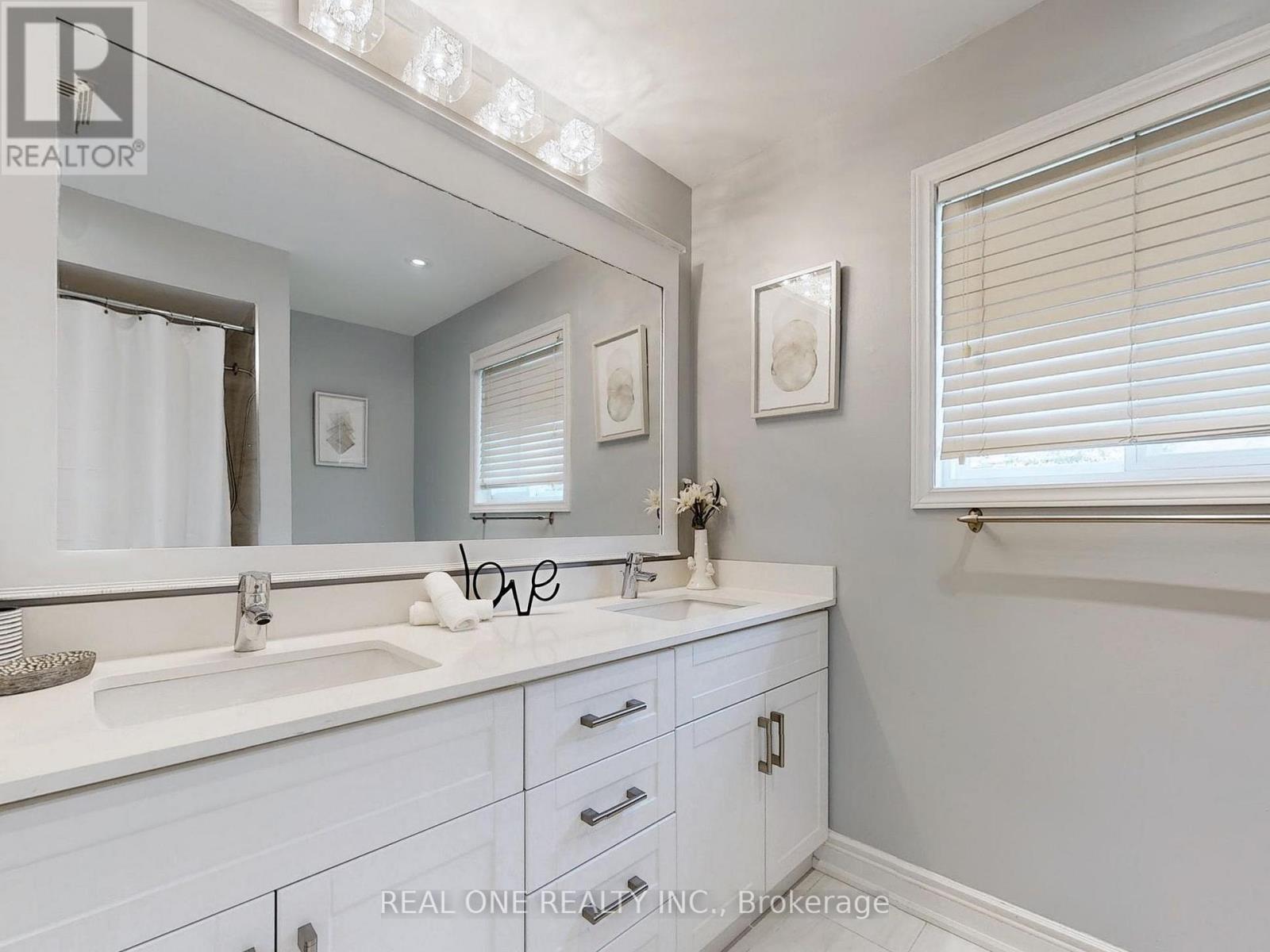 Photo 5 of 35 Aitken Circle, Markham ON