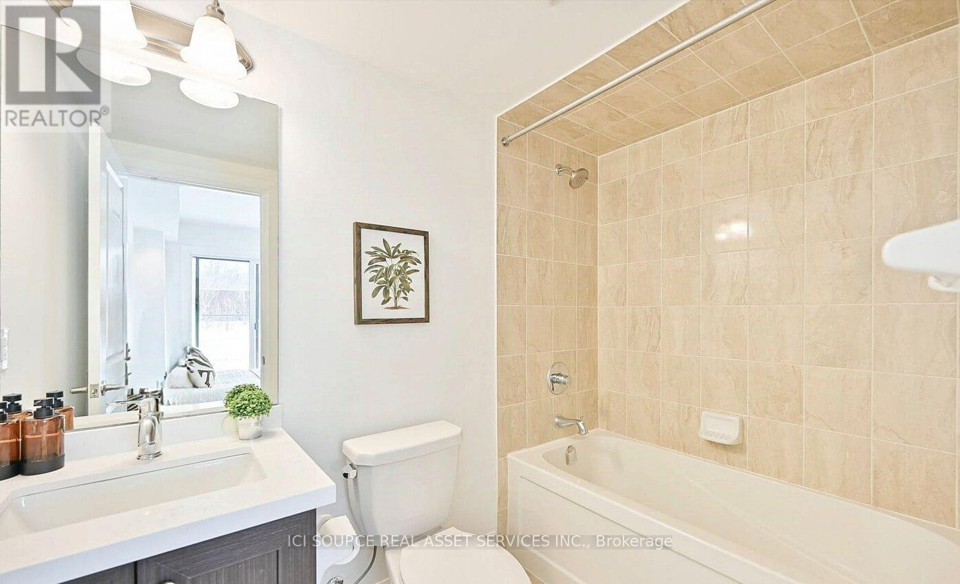 Photo 3 of 64 Duncombe Lane, Richmond Hill ON