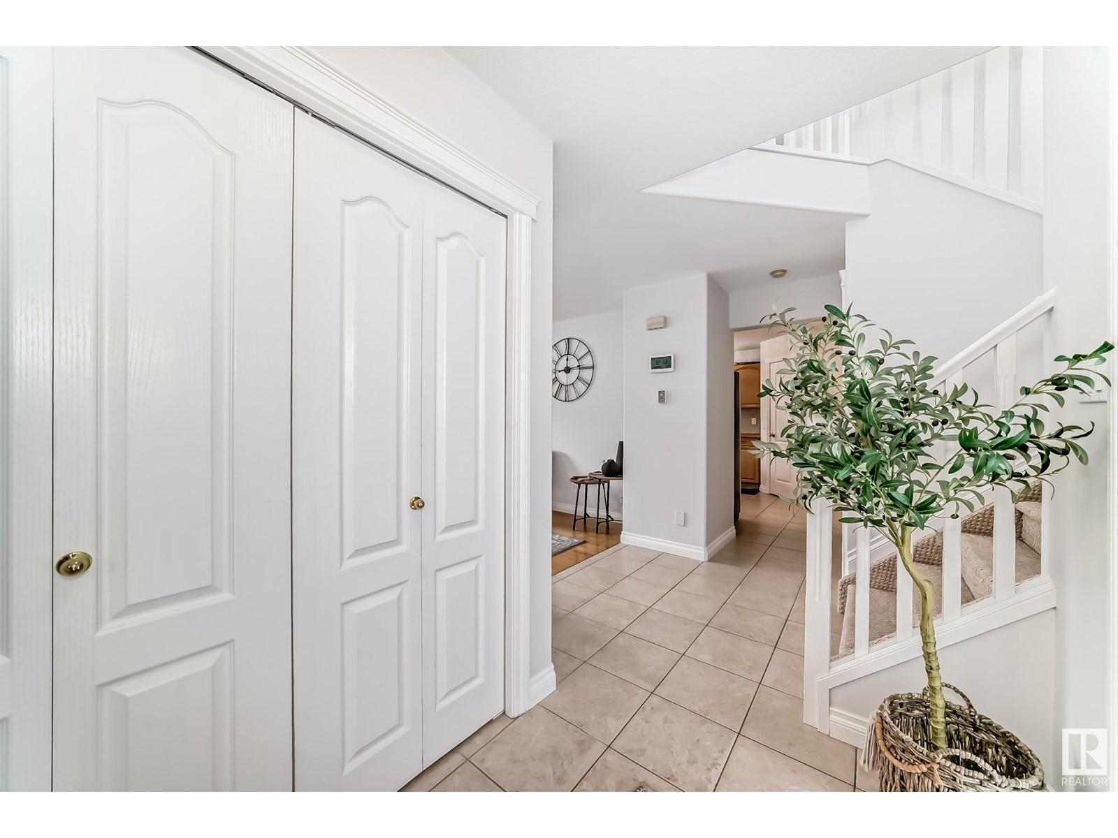 Photo 4 of 183 Castle Dr Nw, Edmonton AB