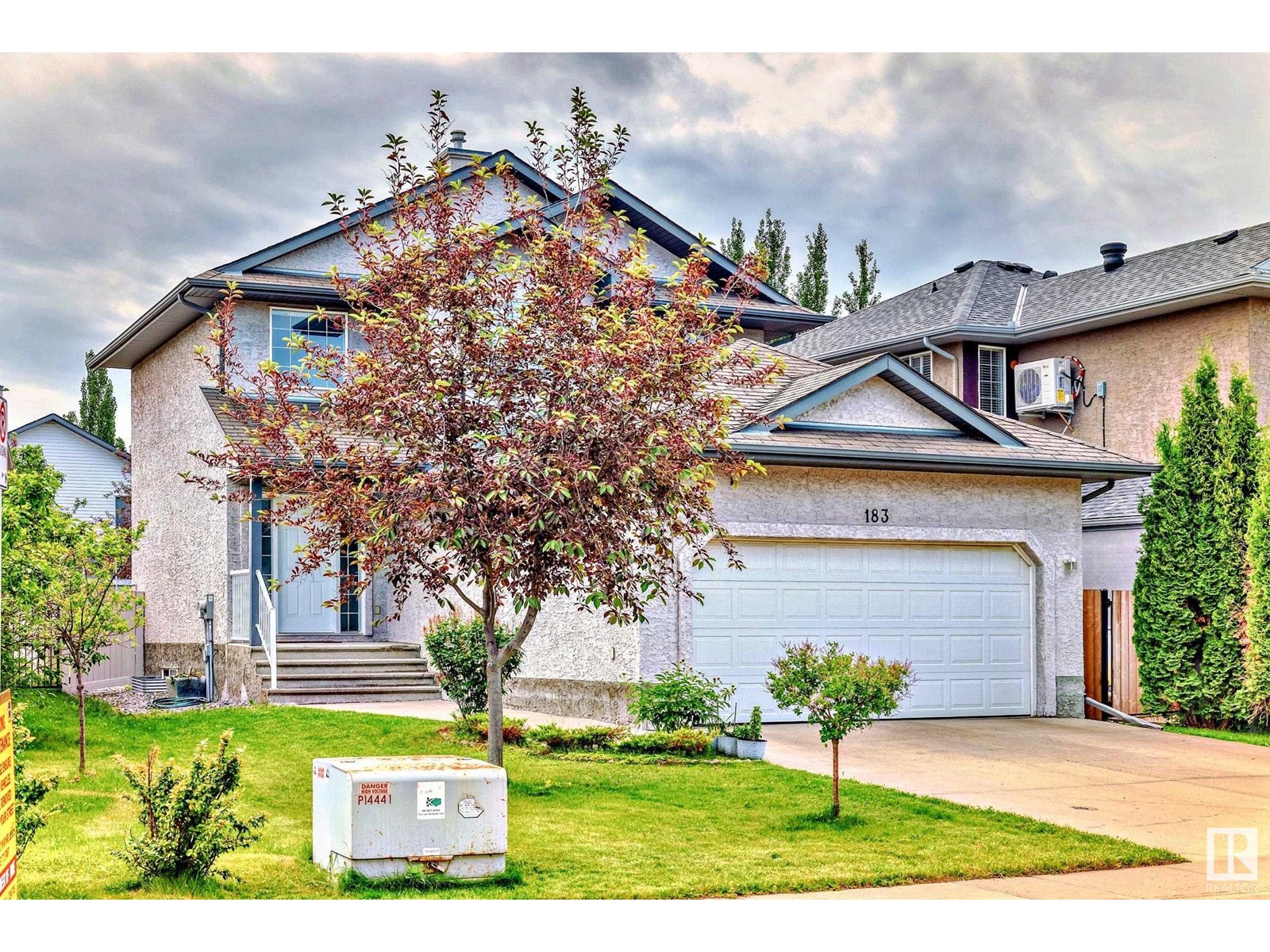 Photo 2 of 183 Castle Dr Nw, Edmonton AB