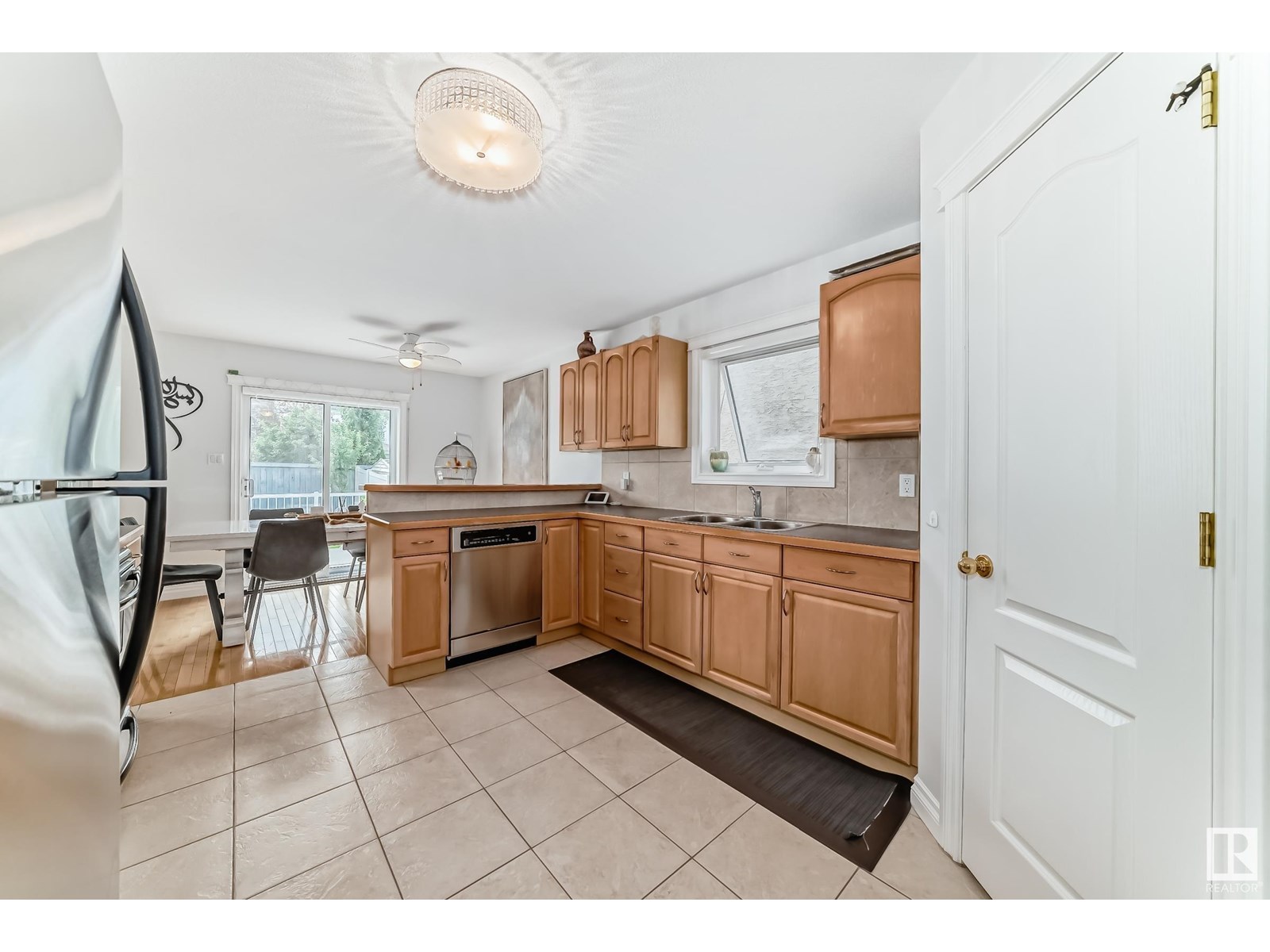 Photo 15 of 183 Castle Dr Nw, Edmonton AB