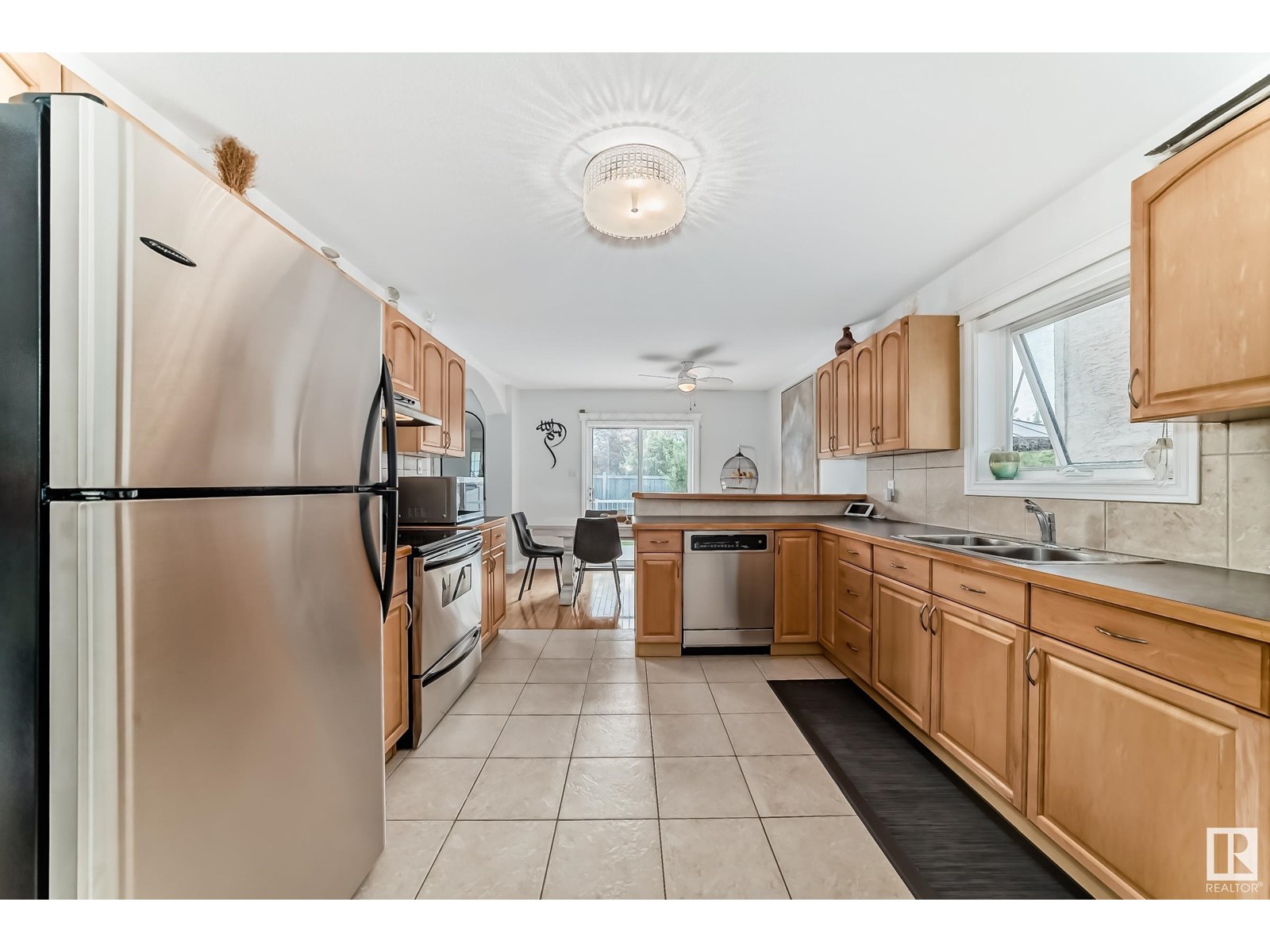 Photo 16 of 183 Castle Dr Nw, Edmonton AB