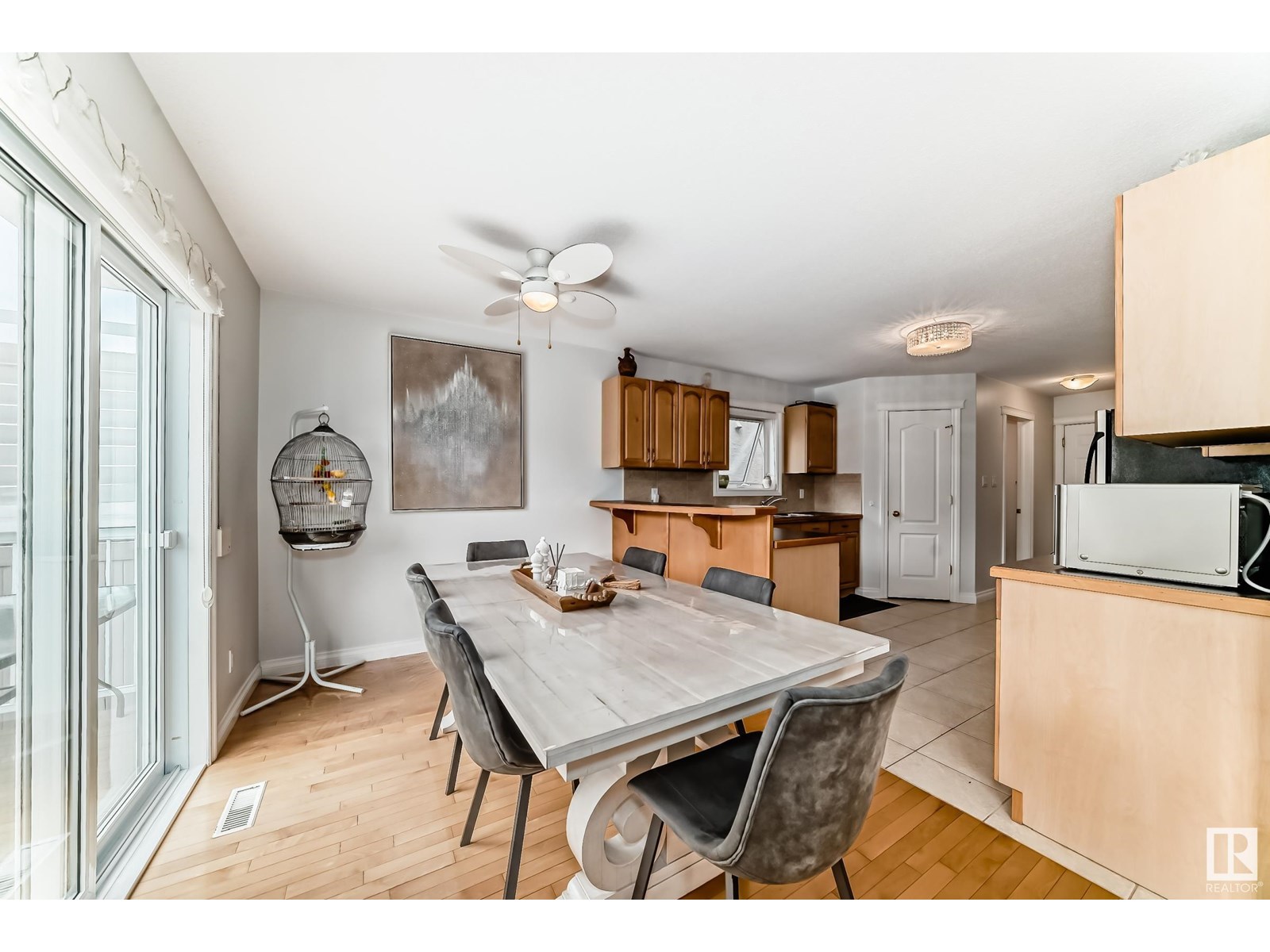 Photo 11 of 183 Castle Dr Nw, Edmonton AB