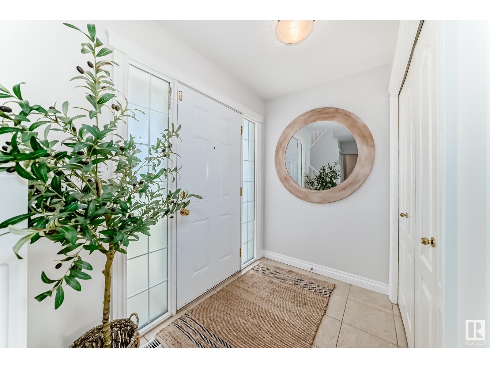 Photo 3 of 183 Castle Dr Nw, Edmonton AB