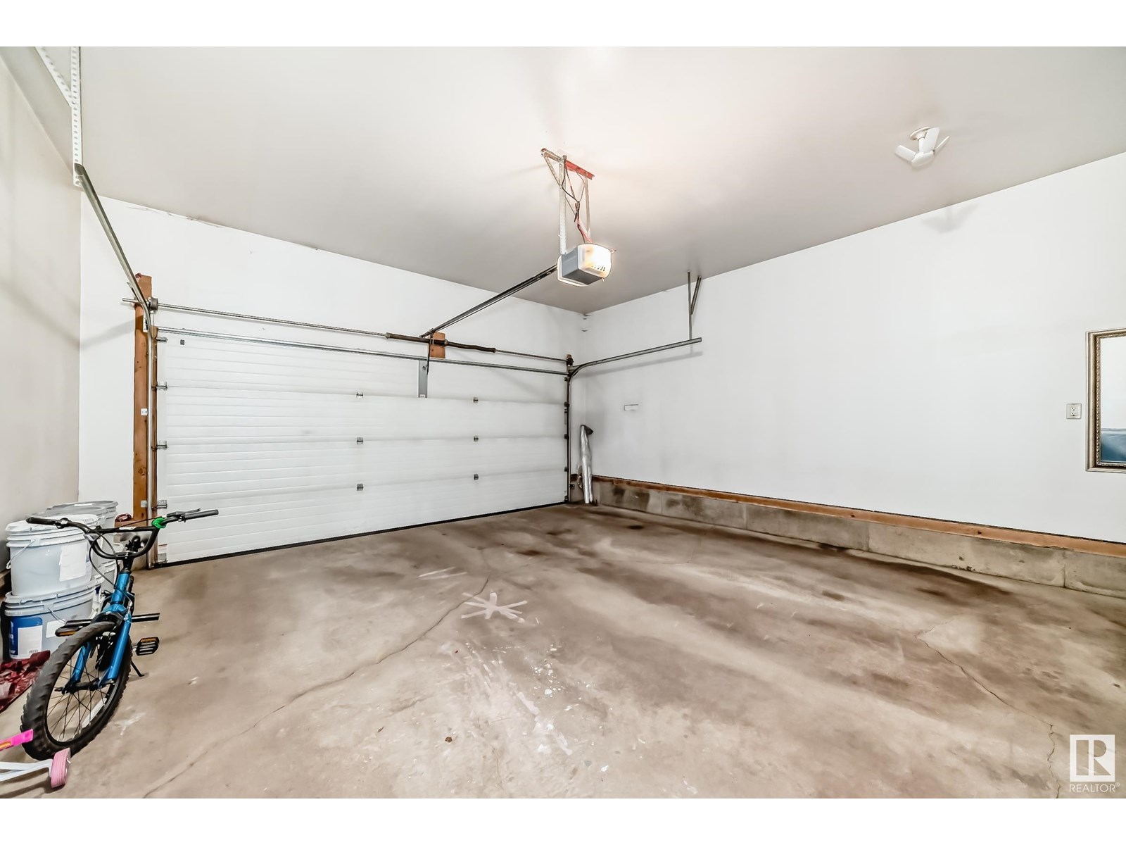 Photo 39 of 183 Castle Dr Nw, Edmonton AB