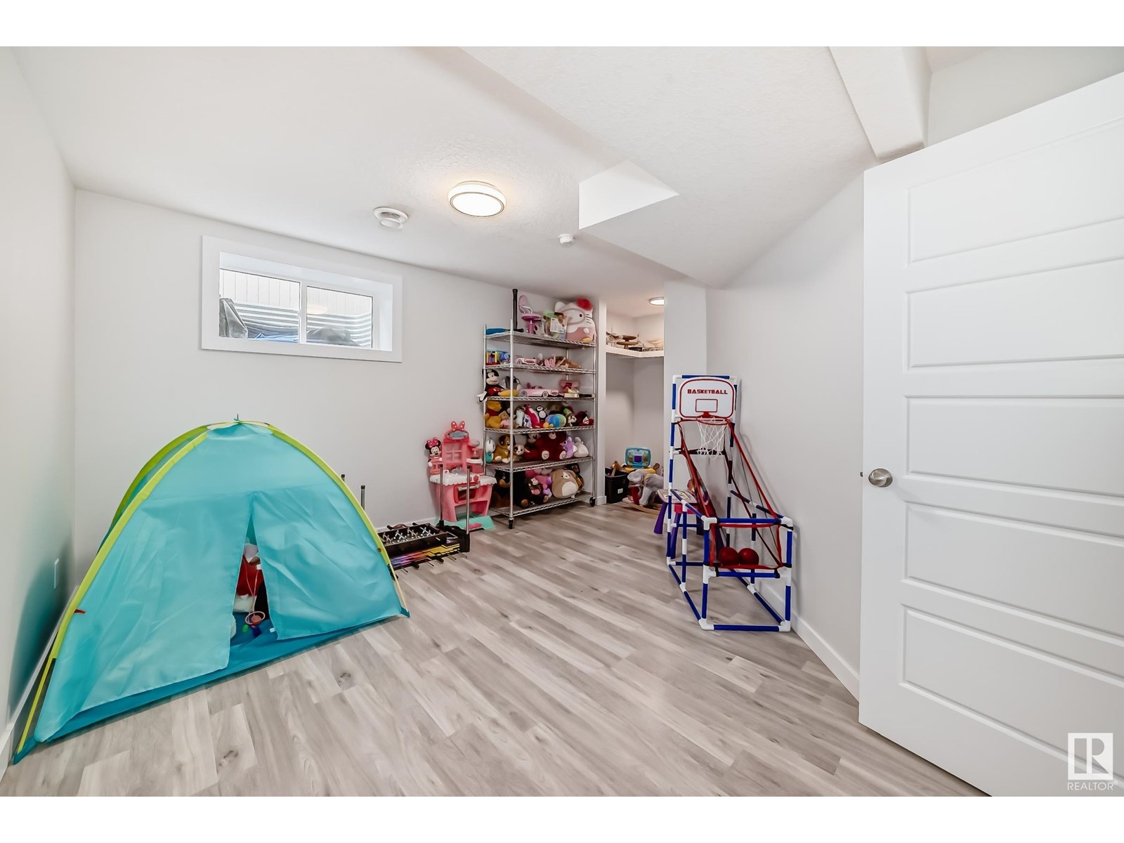 Photo 31 of 183 Castle Dr Nw, Edmonton AB
