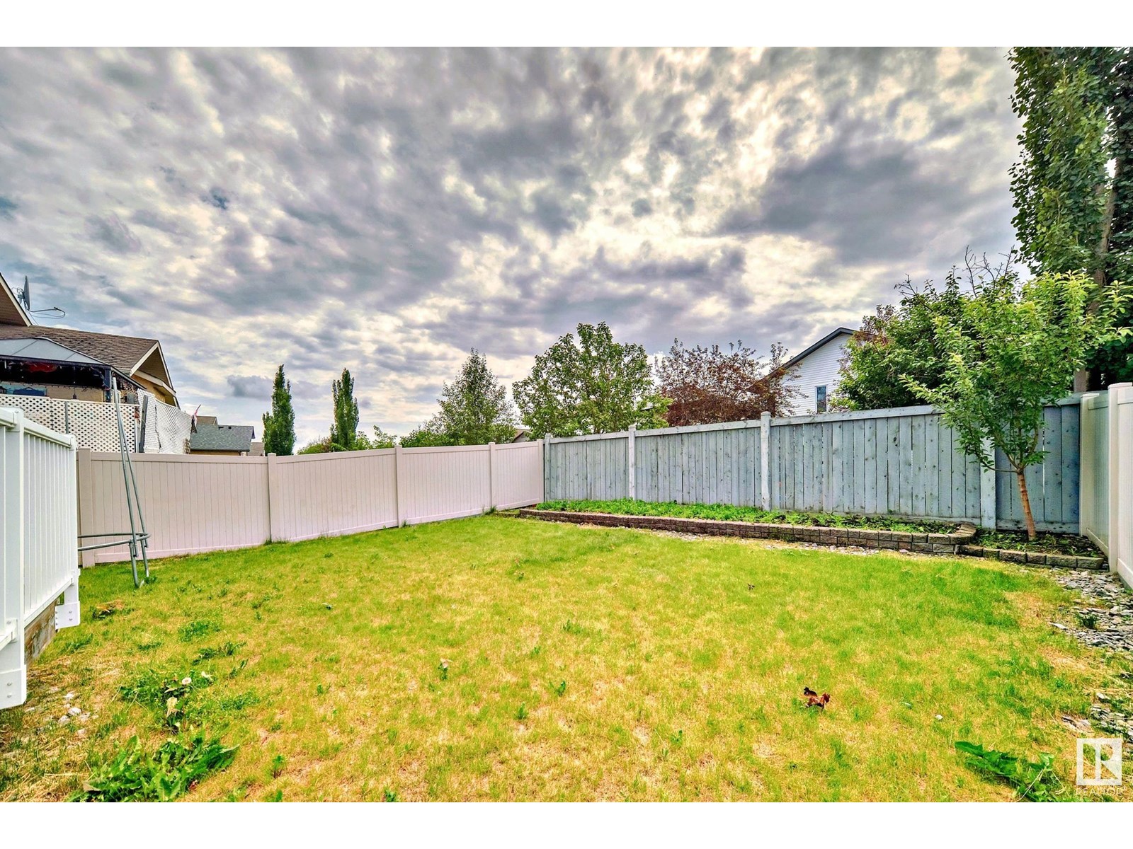 Photo 35 of 183 Castle Dr Nw, Edmonton AB