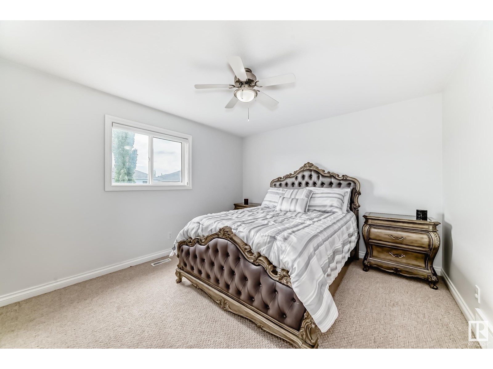 Photo 19 of 183 Castle Dr Nw, Edmonton AB