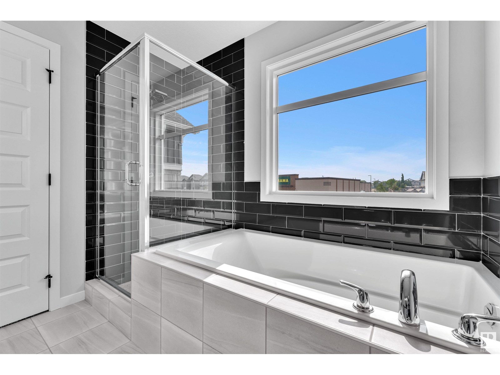 Photo 28 of 16832 49 St Nw, Edmonton AB