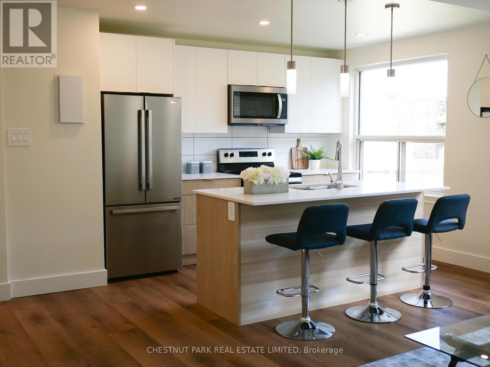 Photo 4 of 8 11 Wingreen Court, Toronto ON