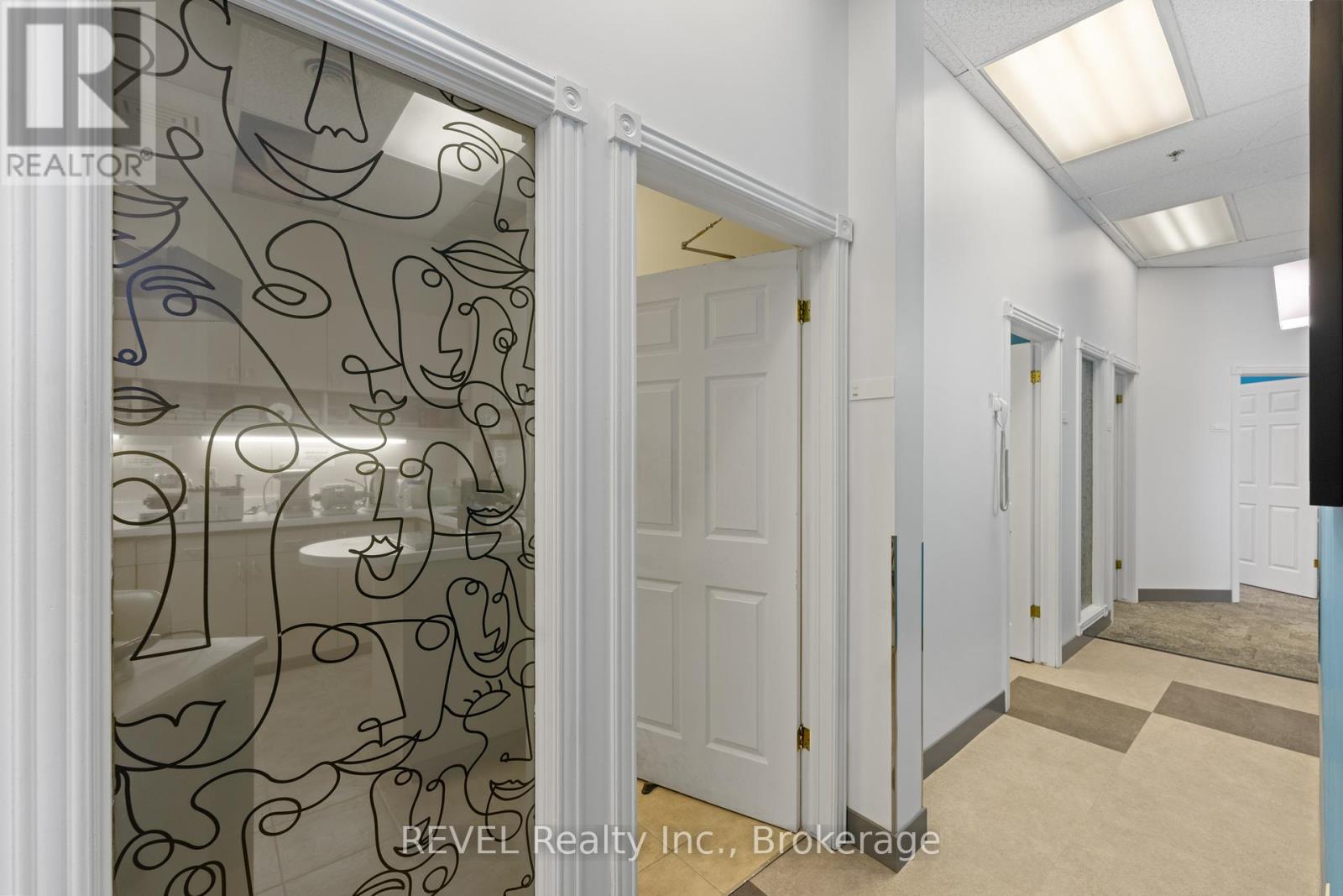 Photo 31 of 9 290 Glendale Avenue, St Catharines ON