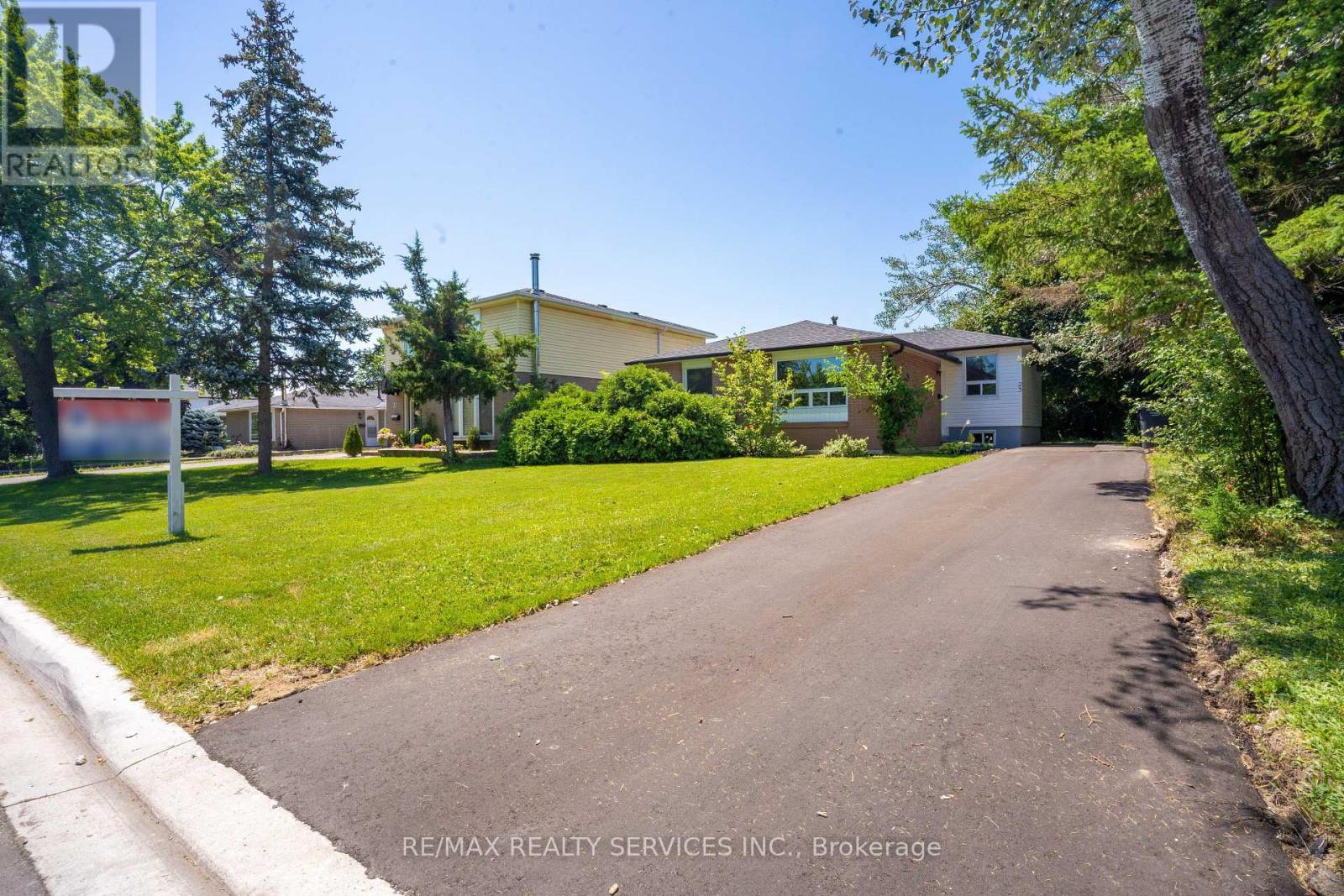 Photo 2 of 23 Fidelia Crescent, Brampton ON