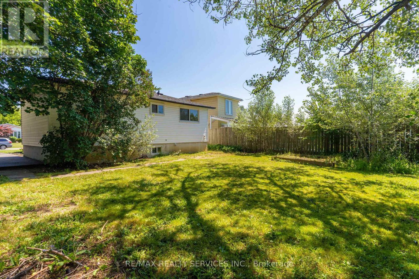 Photo 31 of 23 Fidelia Crescent, Brampton ON