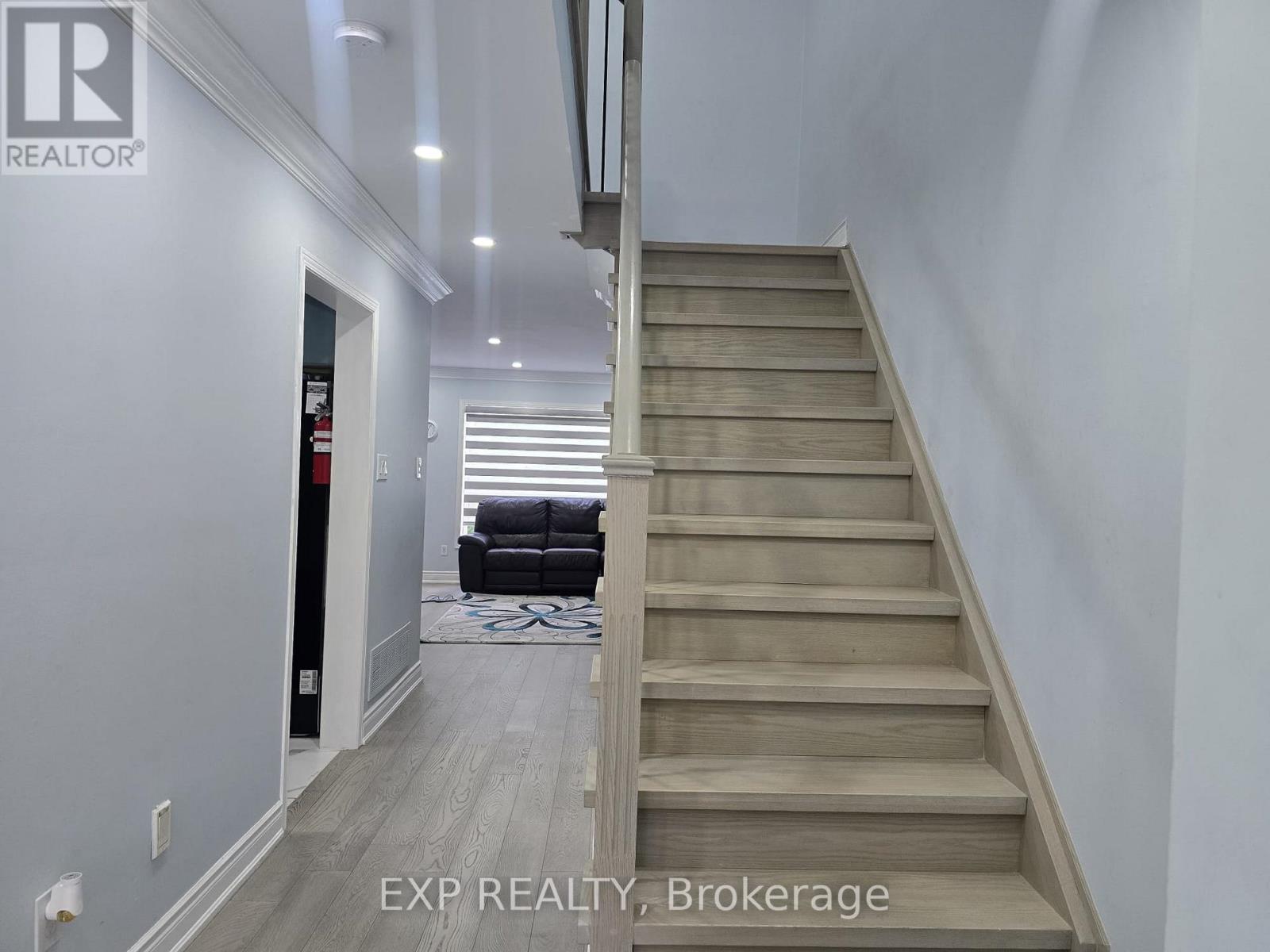 Photo 5 of 25 6399 Spinnaker Circle, Mississauga ON