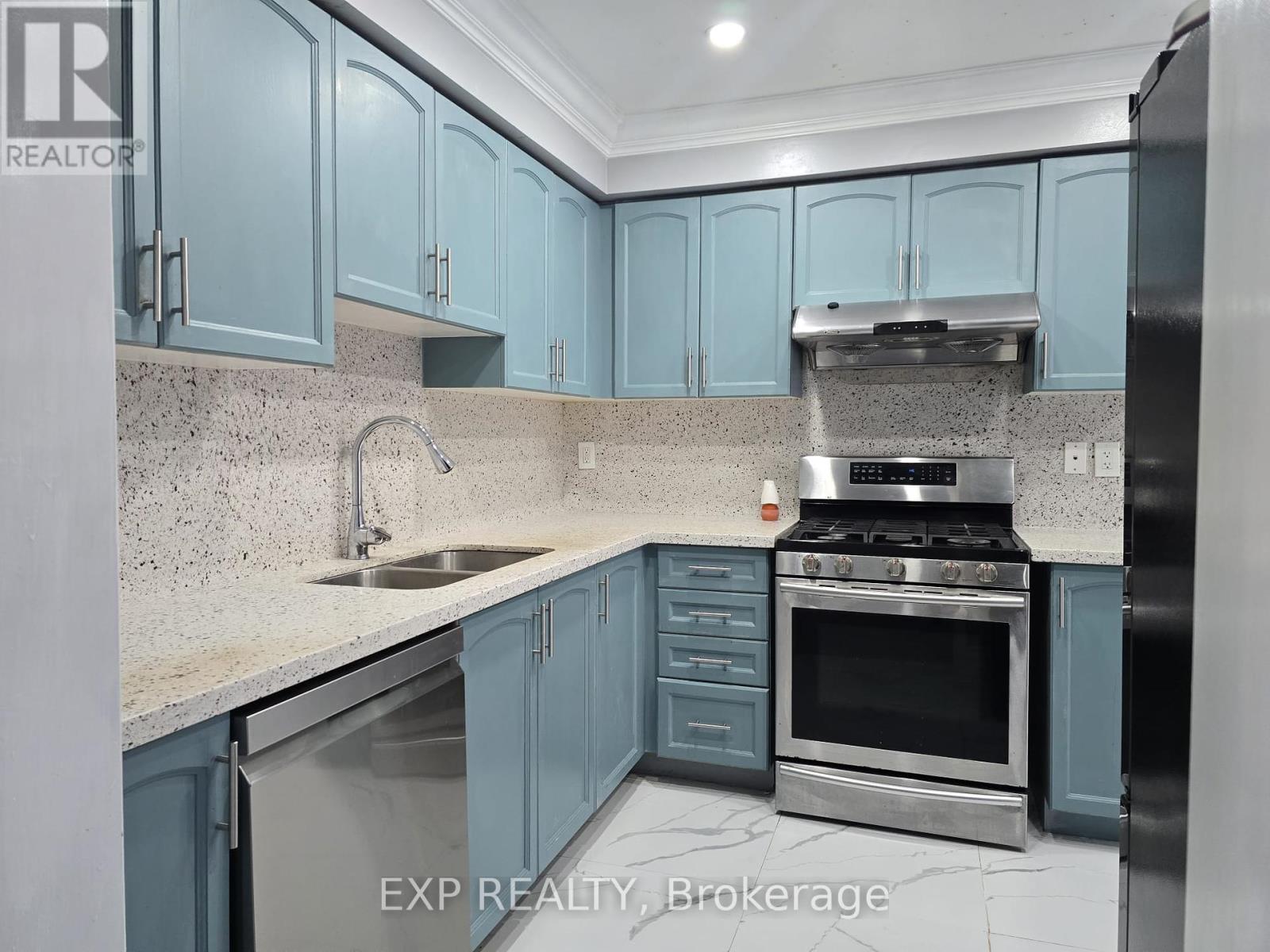 Photo 10 of 25 6399 Spinnaker Circle, Mississauga ON