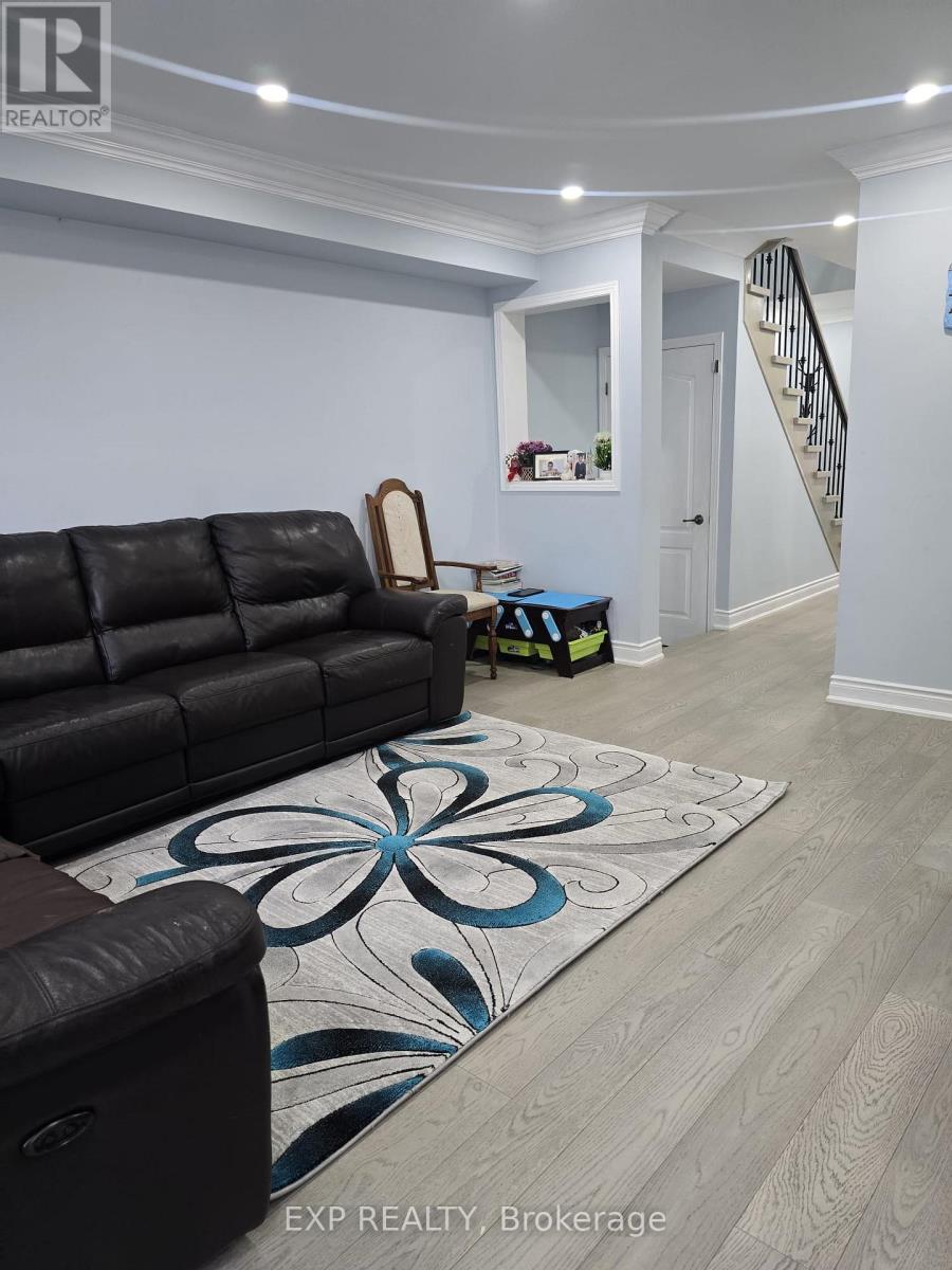 Photo 7 of 25 6399 Spinnaker Circle, Mississauga ON