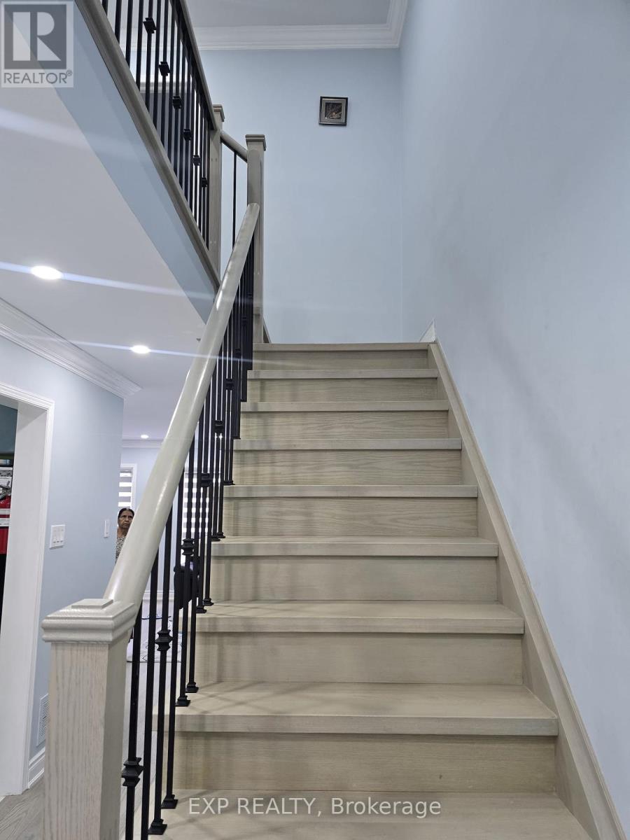 Photo 4 of 25 6399 Spinnaker Circle, Mississauga ON