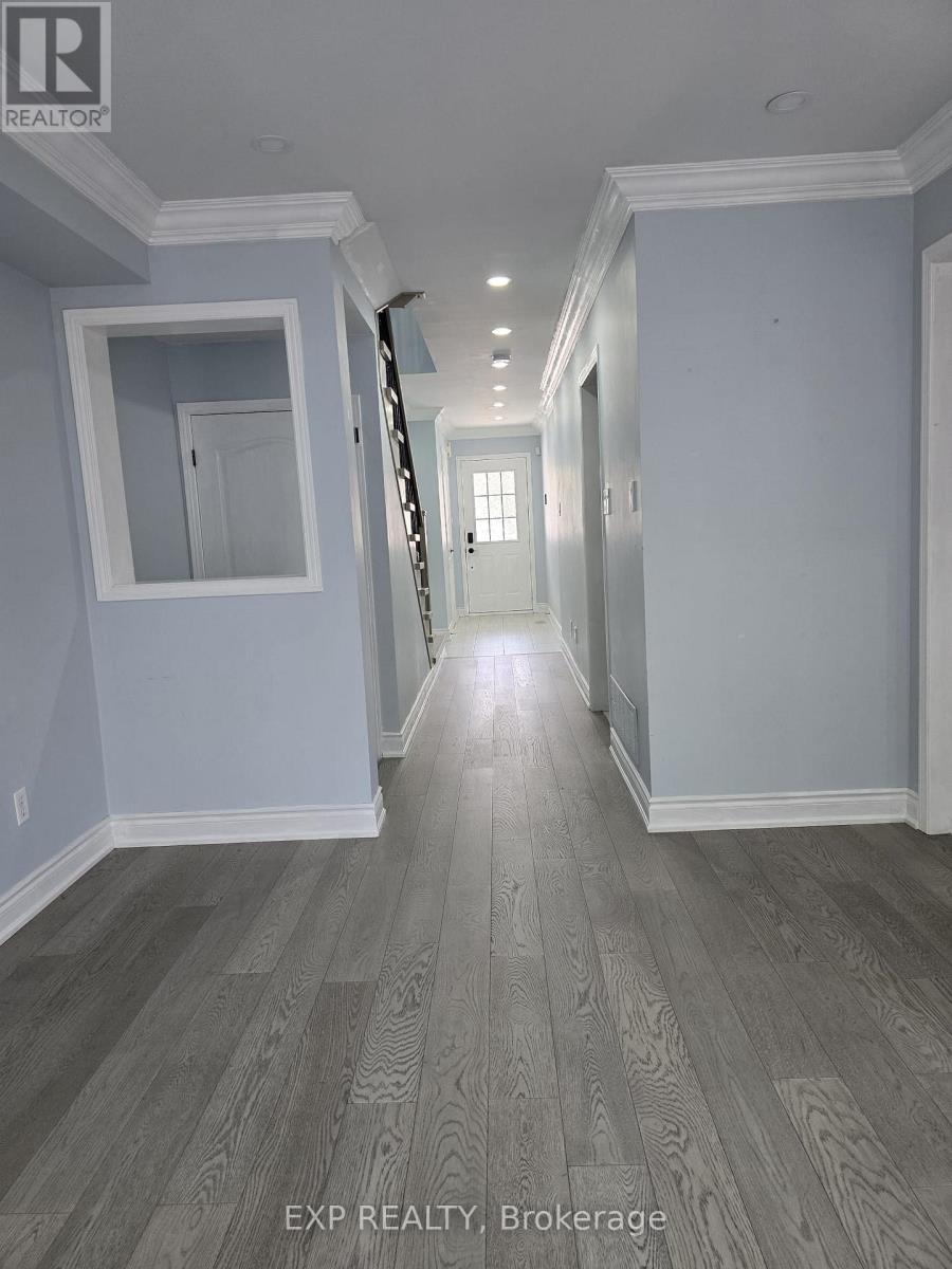 Photo 3 of 25 6399 Spinnaker Circle, Mississauga ON