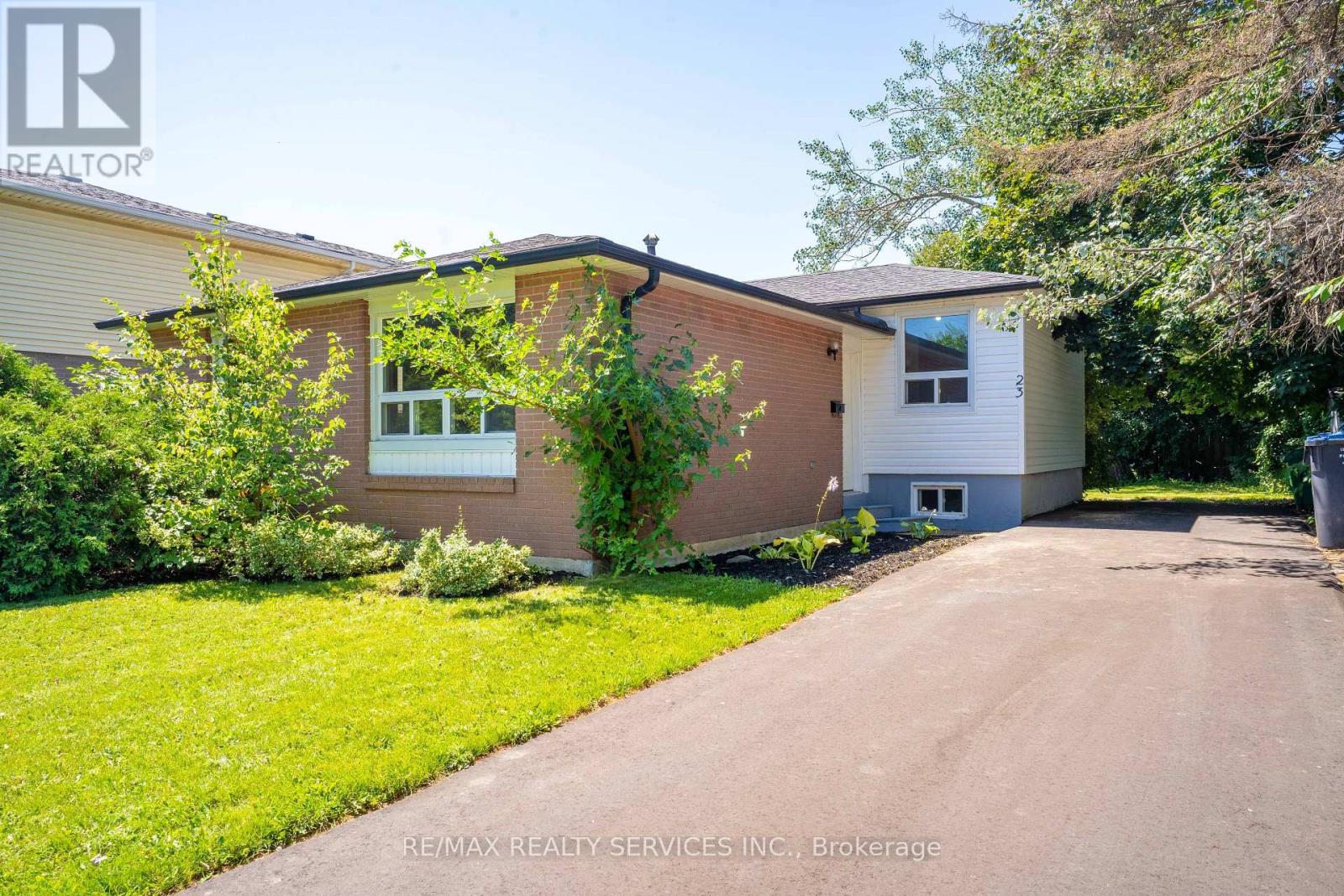 Photo 4 of 23 Fidelia Crescent, Brampton ON