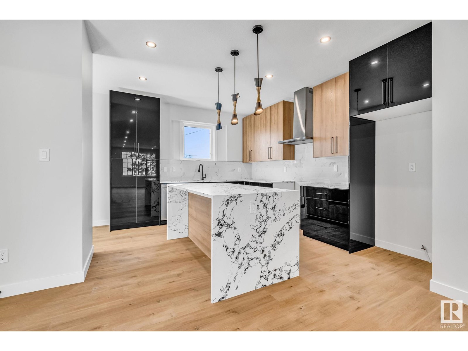 Photo 11 of 12715 114 St Nw, Edmonton AB