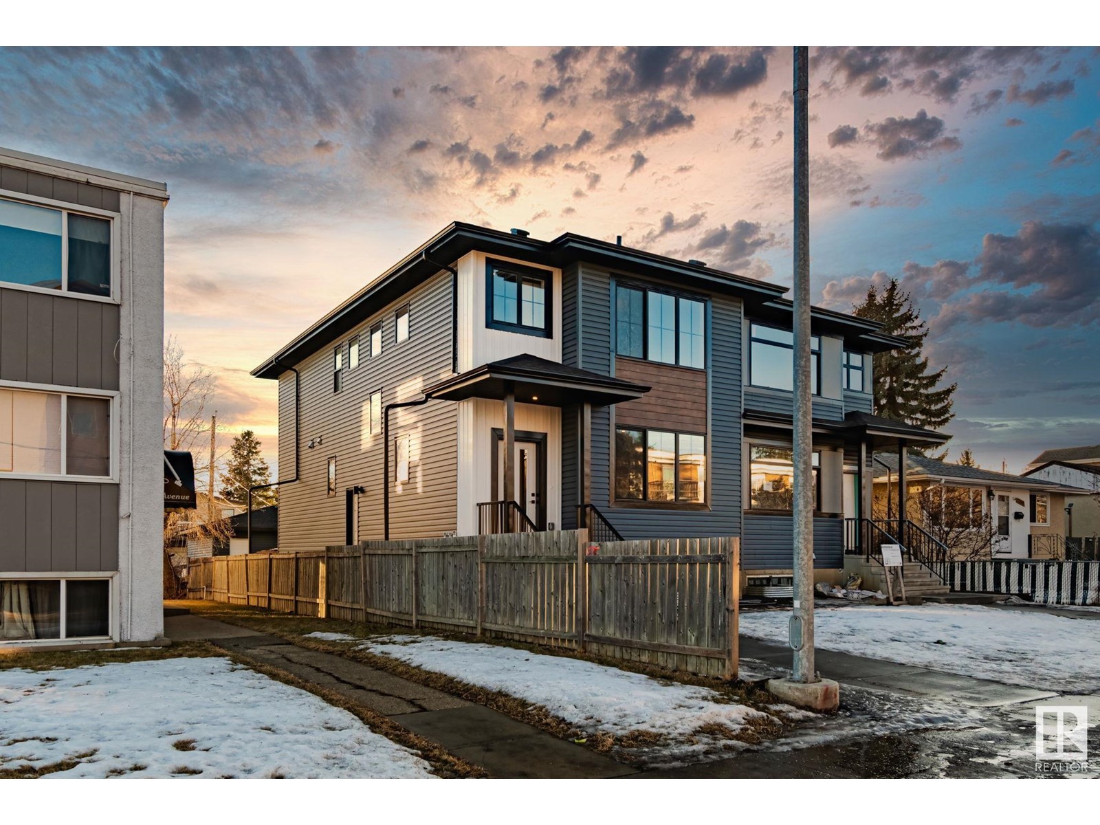 Photo 2 of 12715 114 St Nw, Edmonton AB