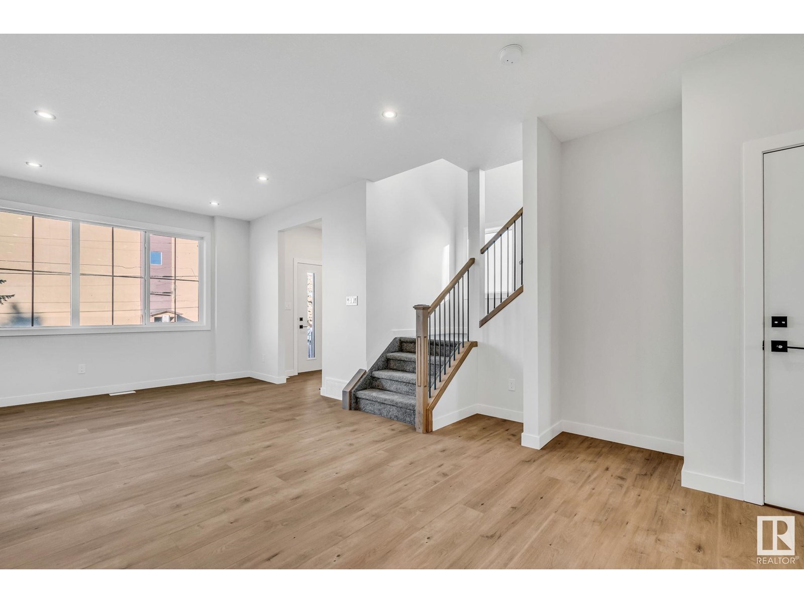 Photo 4 of 12715 114 St Nw, Edmonton AB