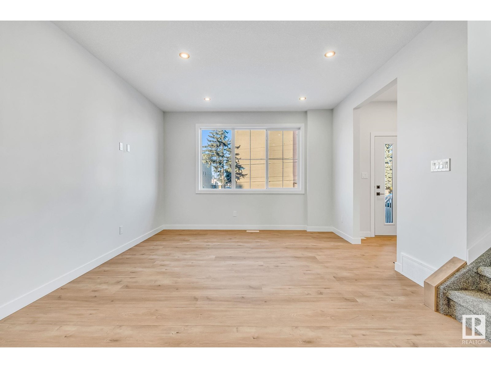 Photo 5 of 12715 114 St Nw, Edmonton AB