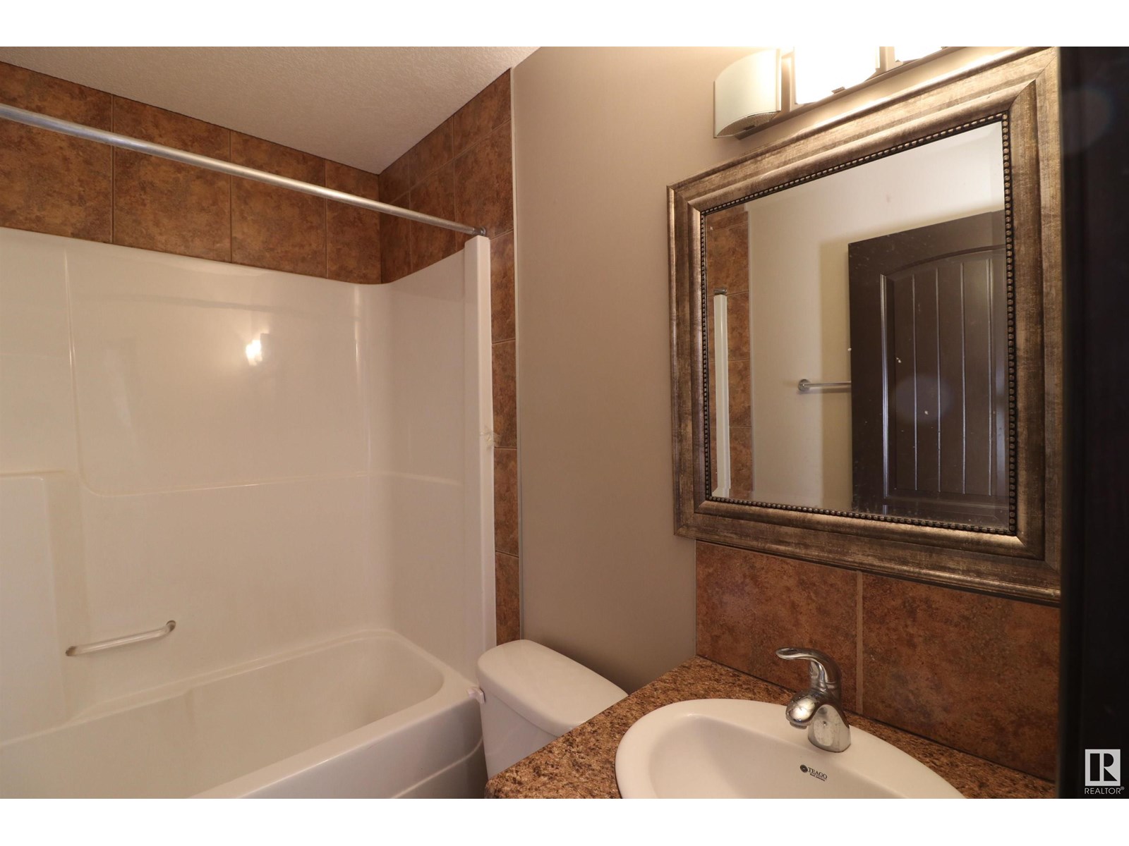 Photo 15 of 5106 146 Av Nw, Edmonton AB