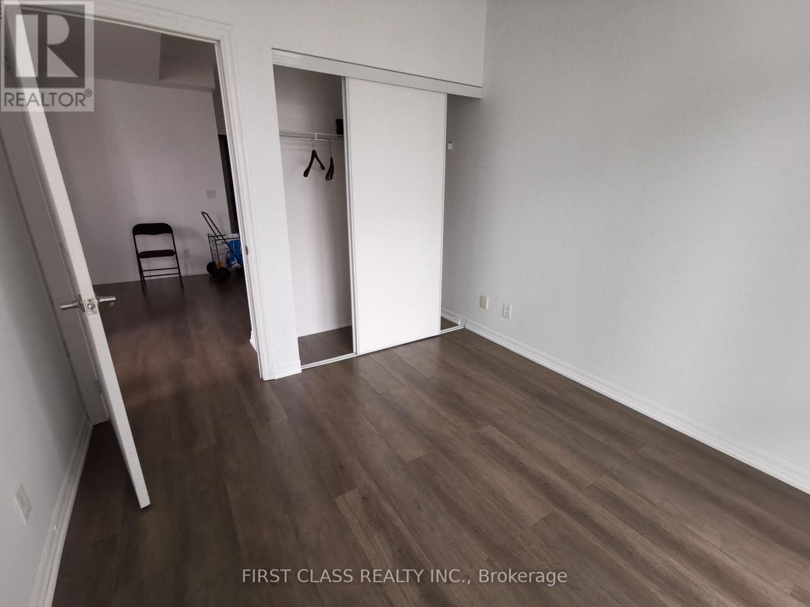 Photo 4 of 2313 223 Webb Drive, Mississauga ON