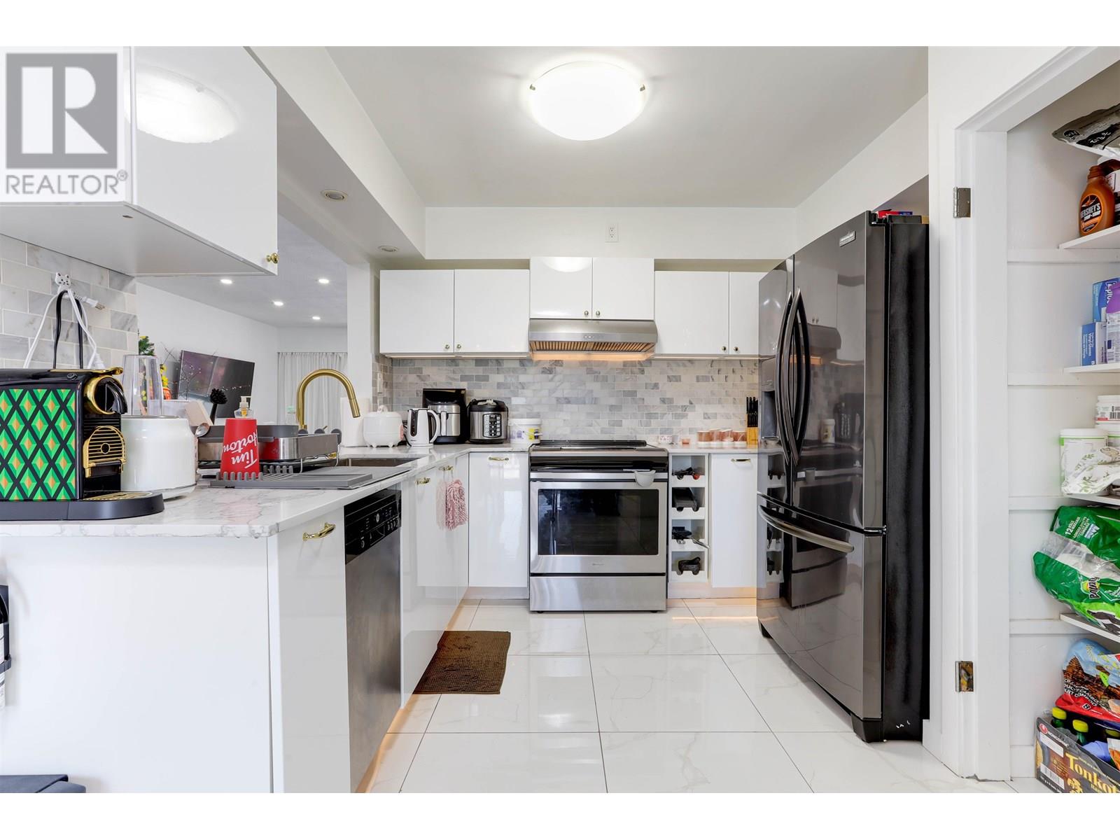 Photo 10 of 2611 E 48th Avenue, Vancouver BC