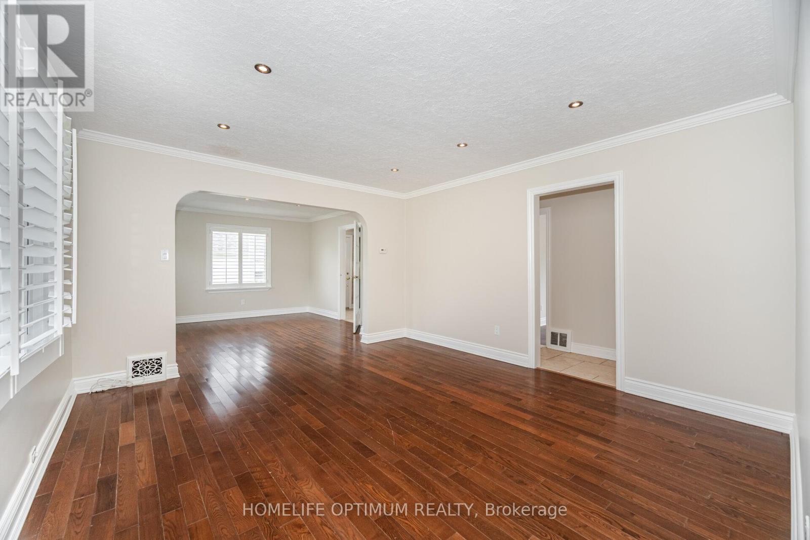 Photo 3 of 128 Eagle Street, Newmarket ON
