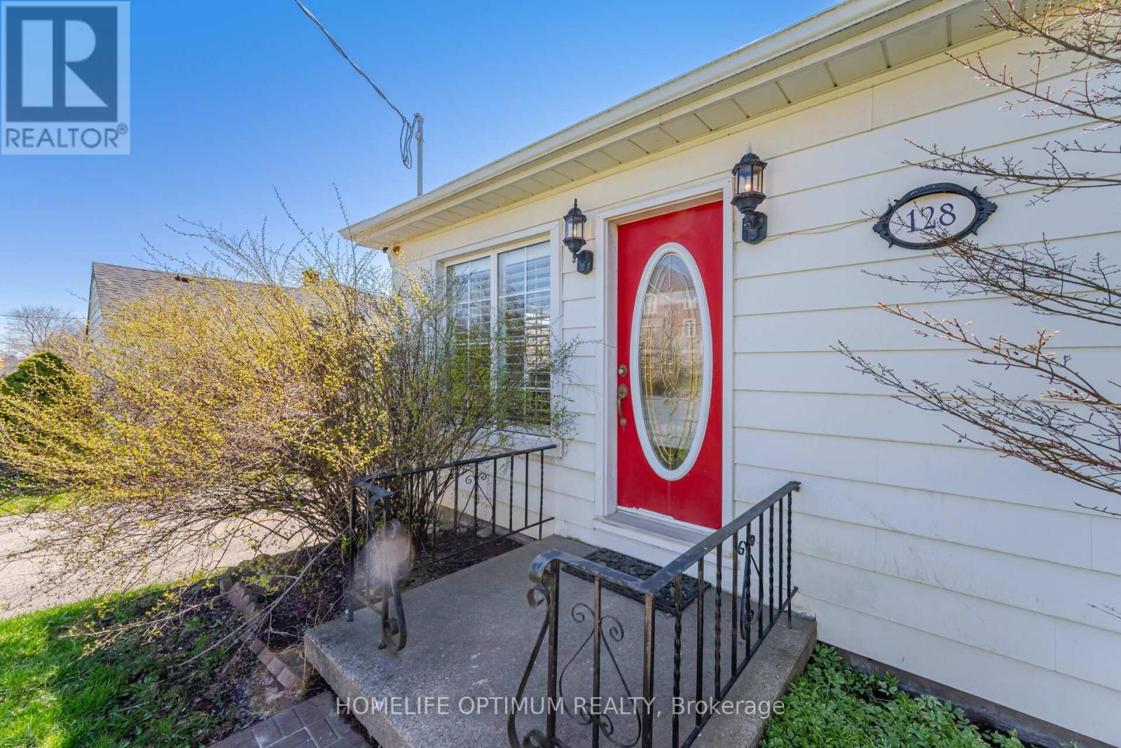 Photo 5 of 128 Eagle Street, Newmarket ON