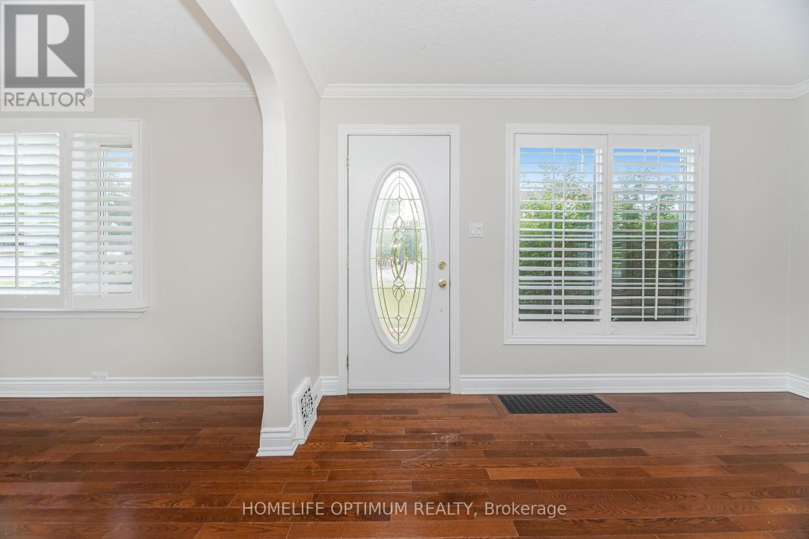 Photo 2 of 128 Eagle Street, Newmarket ON