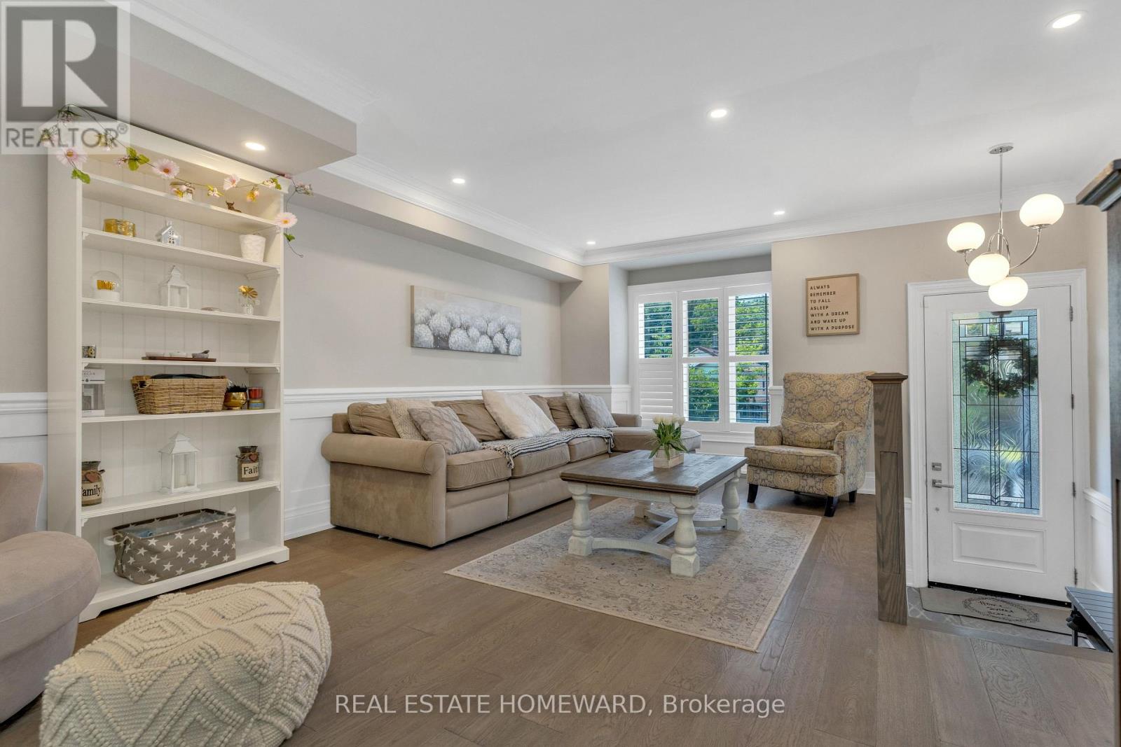 Photo 3 of 109 B Robinson Avenue, Toronto ON