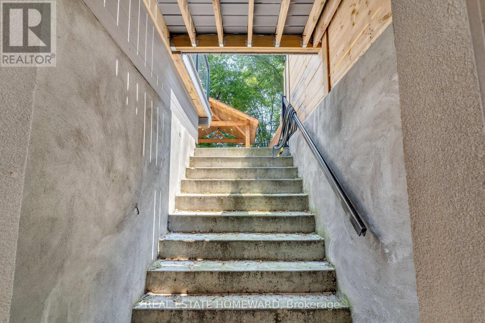 Photo 35 of 109 B Robinson Avenue, Toronto ON