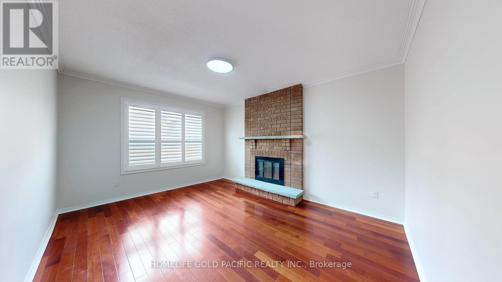 Photo 8 of 24 Elmpark Court, Richmond Hill ON