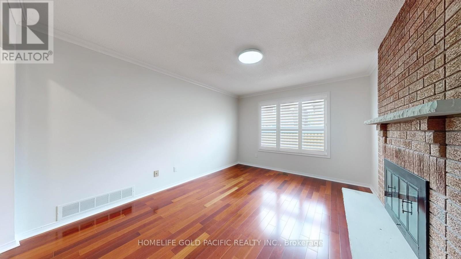 Photo 7 of 24 Elmpark Court, Richmond Hill ON