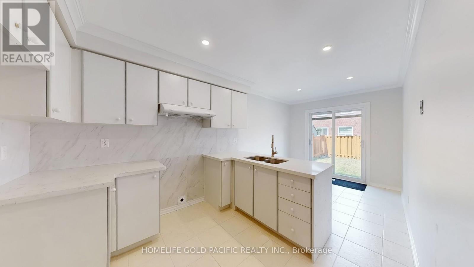 Photo 42 of 24 Elmpark Court, Richmond Hill ON