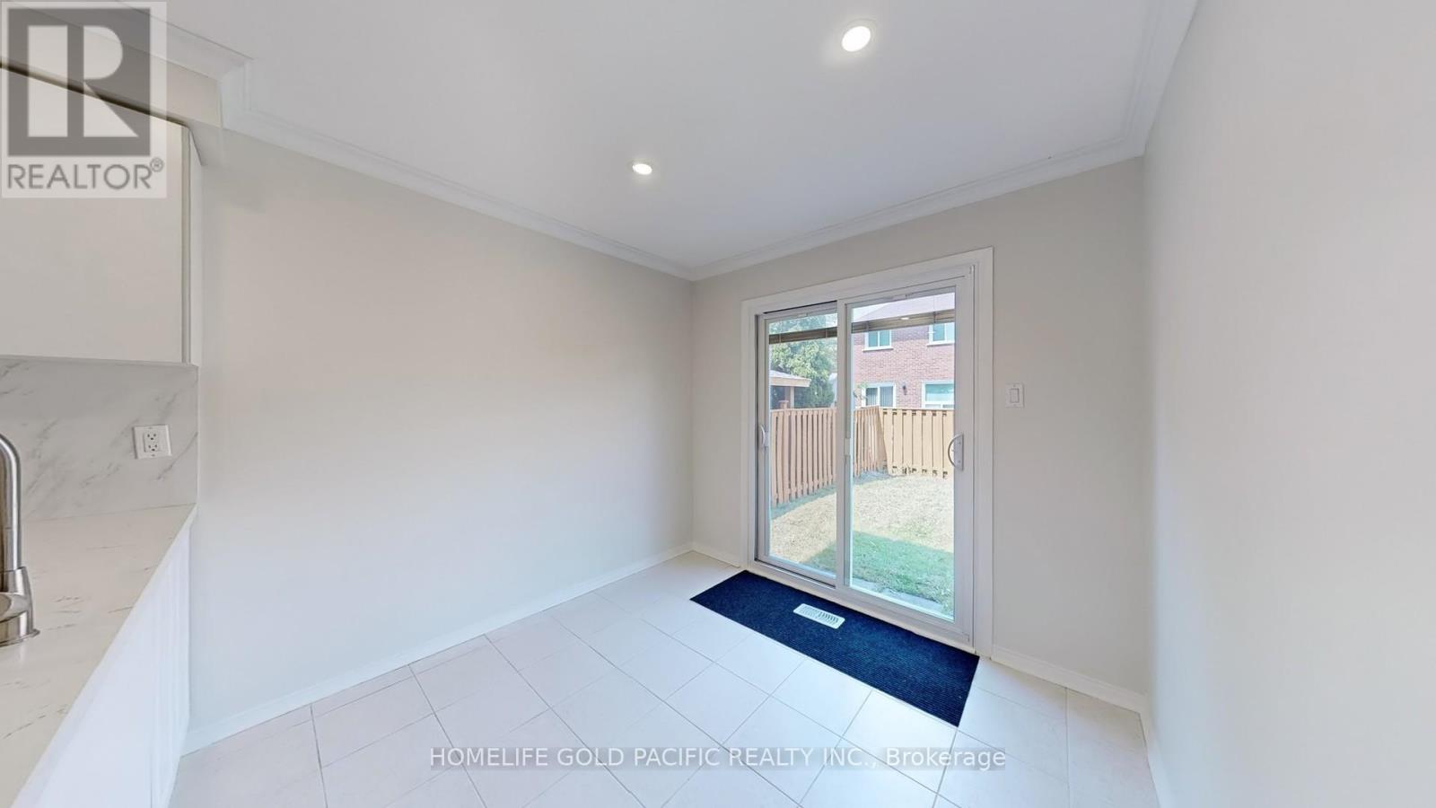 Photo 47 of 24 Elmpark Court, Richmond Hill ON