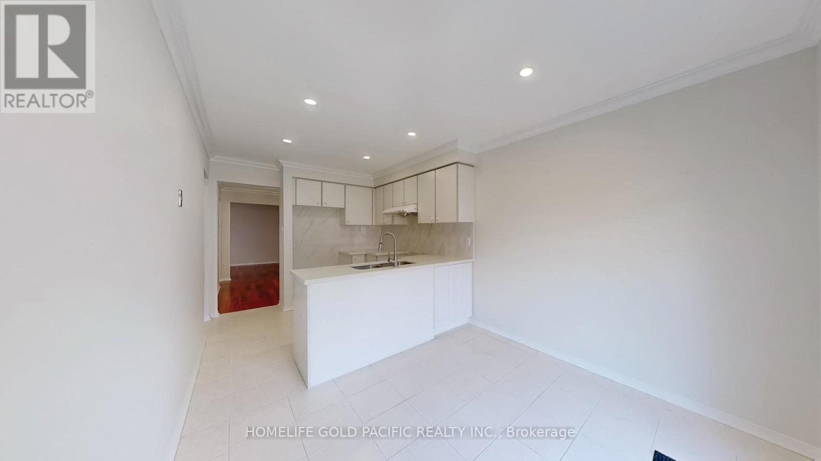 Photo 44 of 24 Elmpark Court, Richmond Hill ON