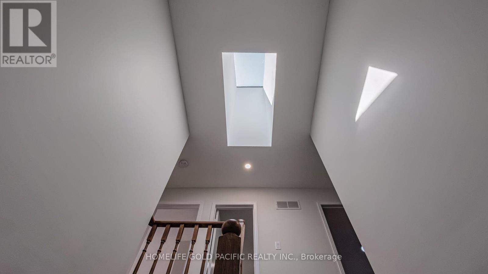 Photo 27 of 24 Elmpark Court, Richmond Hill ON