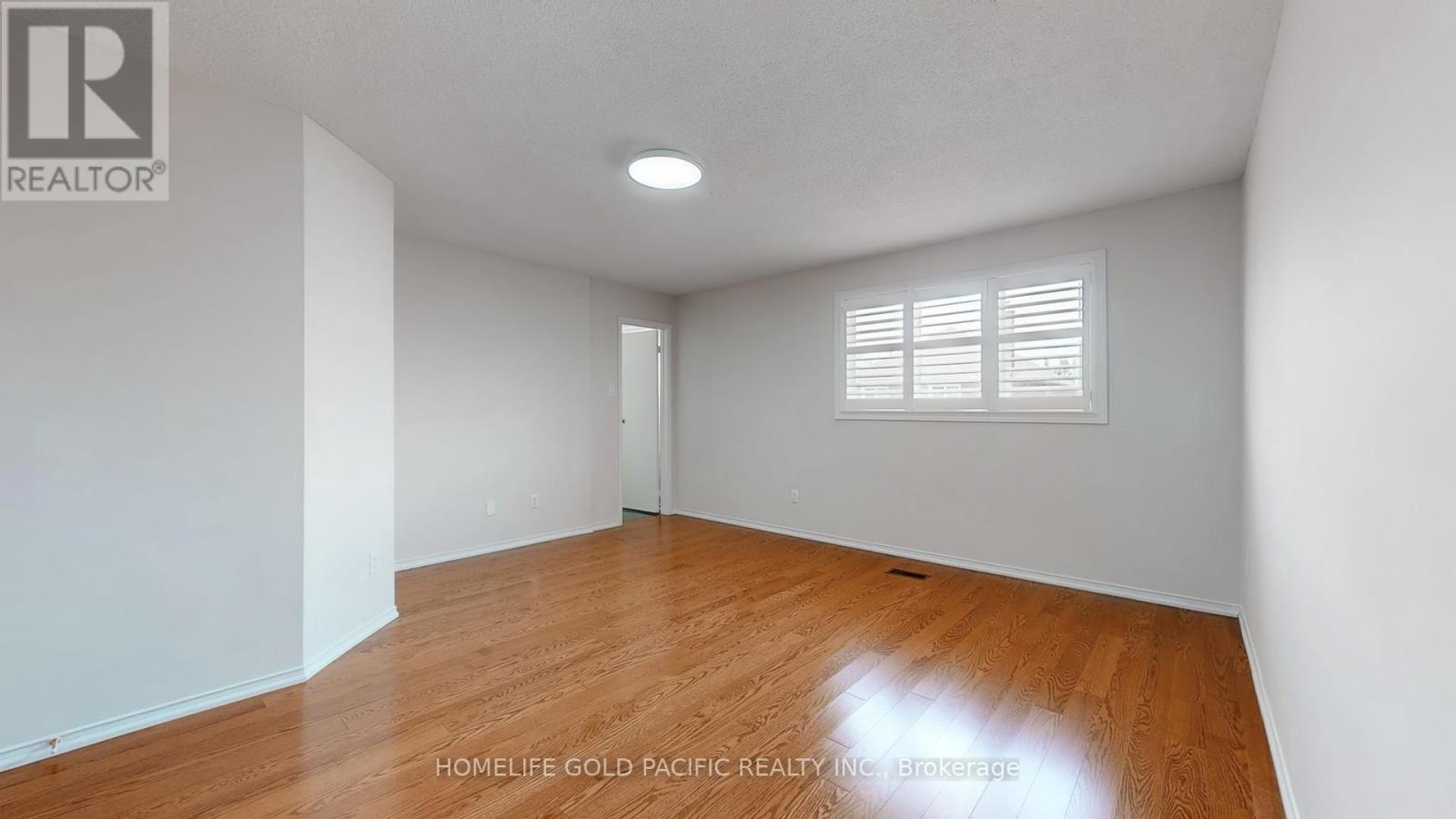 Photo 15 of 24 Elmpark Court, Richmond Hill ON