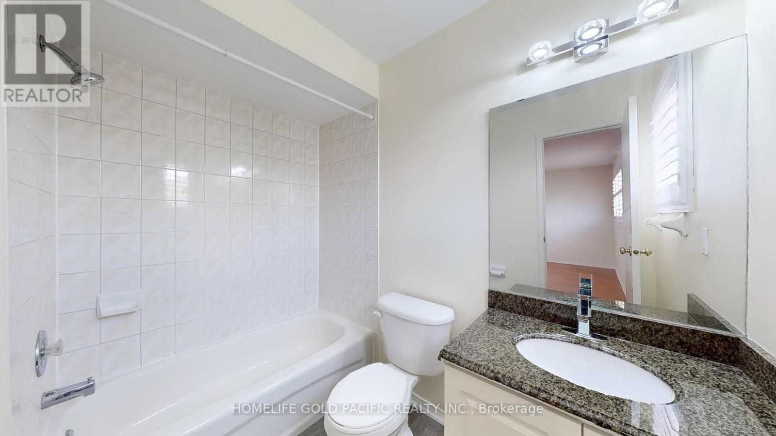 Photo 3 of 24 Elmpark Court, Richmond Hill ON